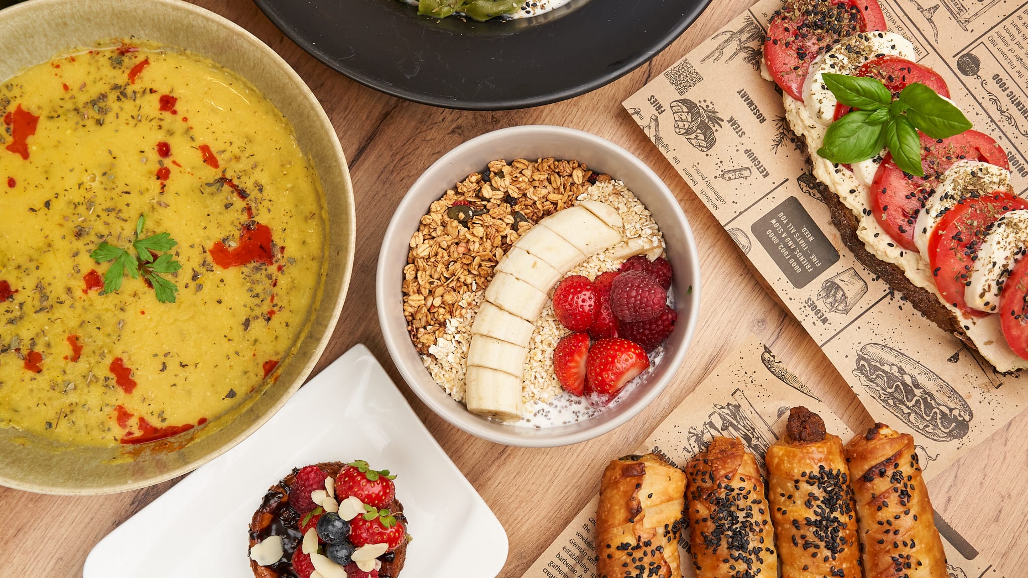 Frühstückstisch mit mehreren Speisen
