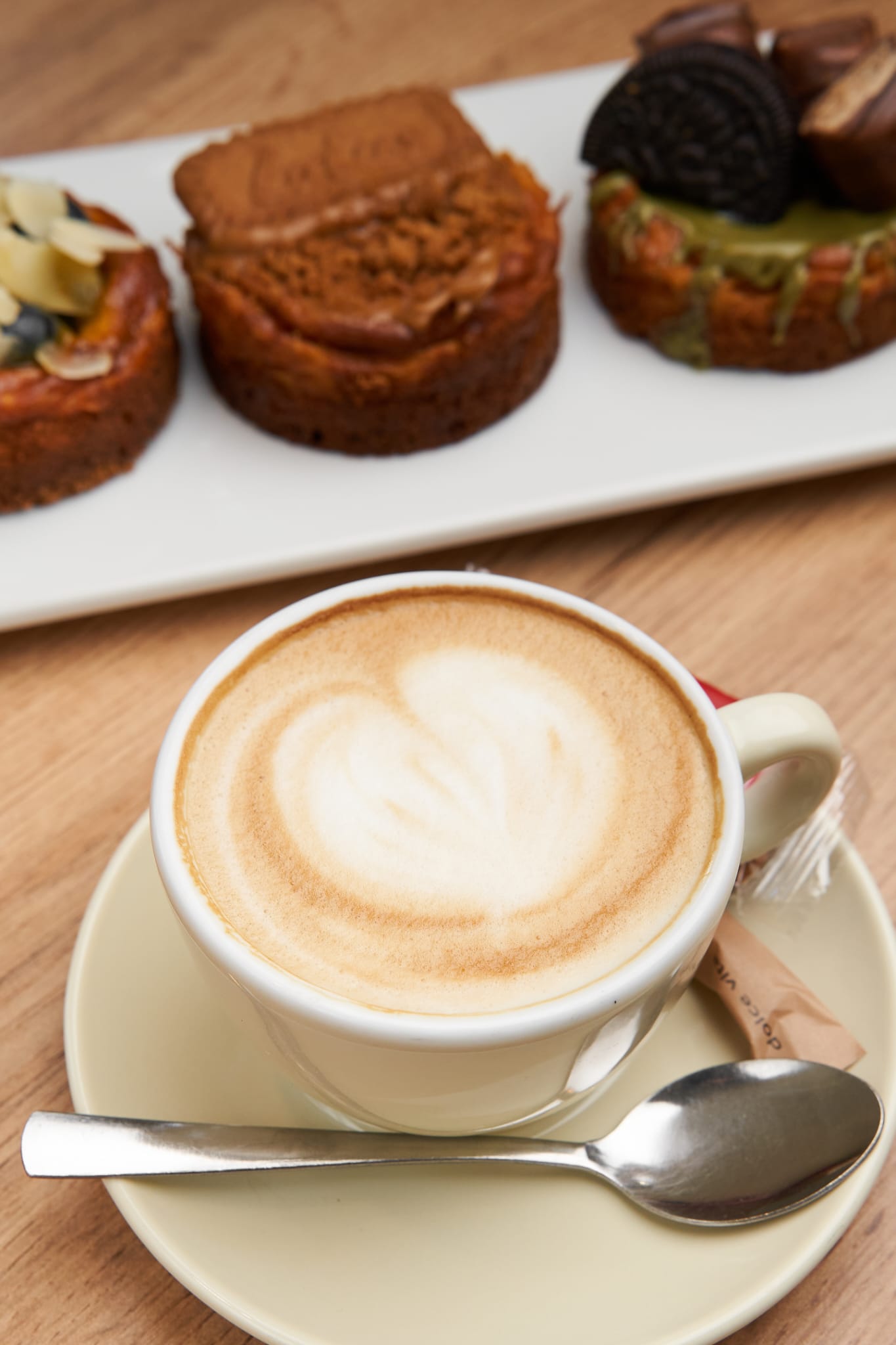 Cappuccino mit Mini-Cheesecake-Trio