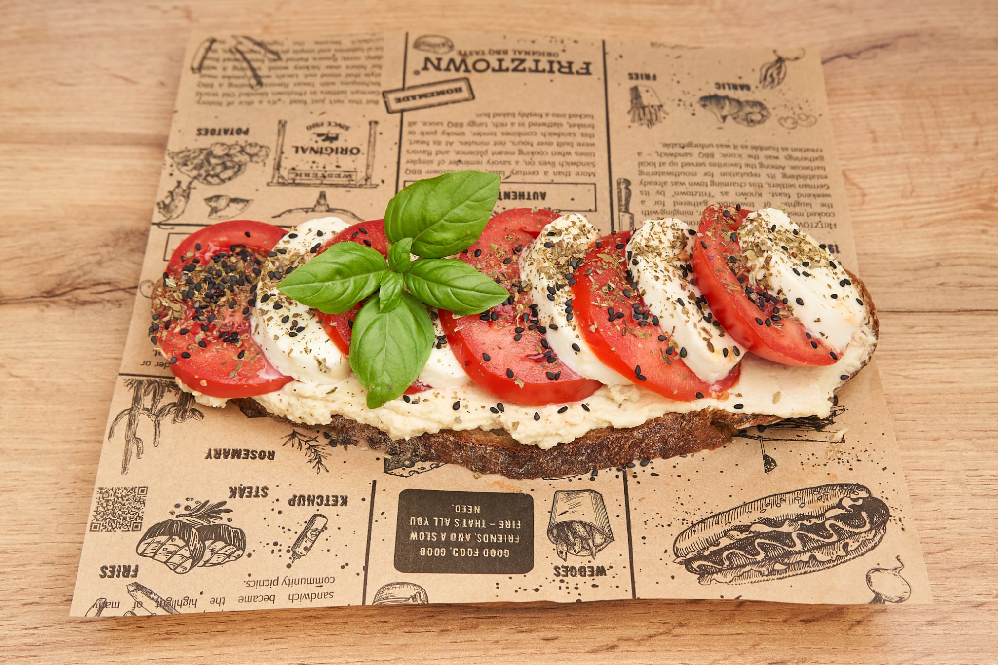 Munay Toast mit Tomate, Mozzarella und Basilikum