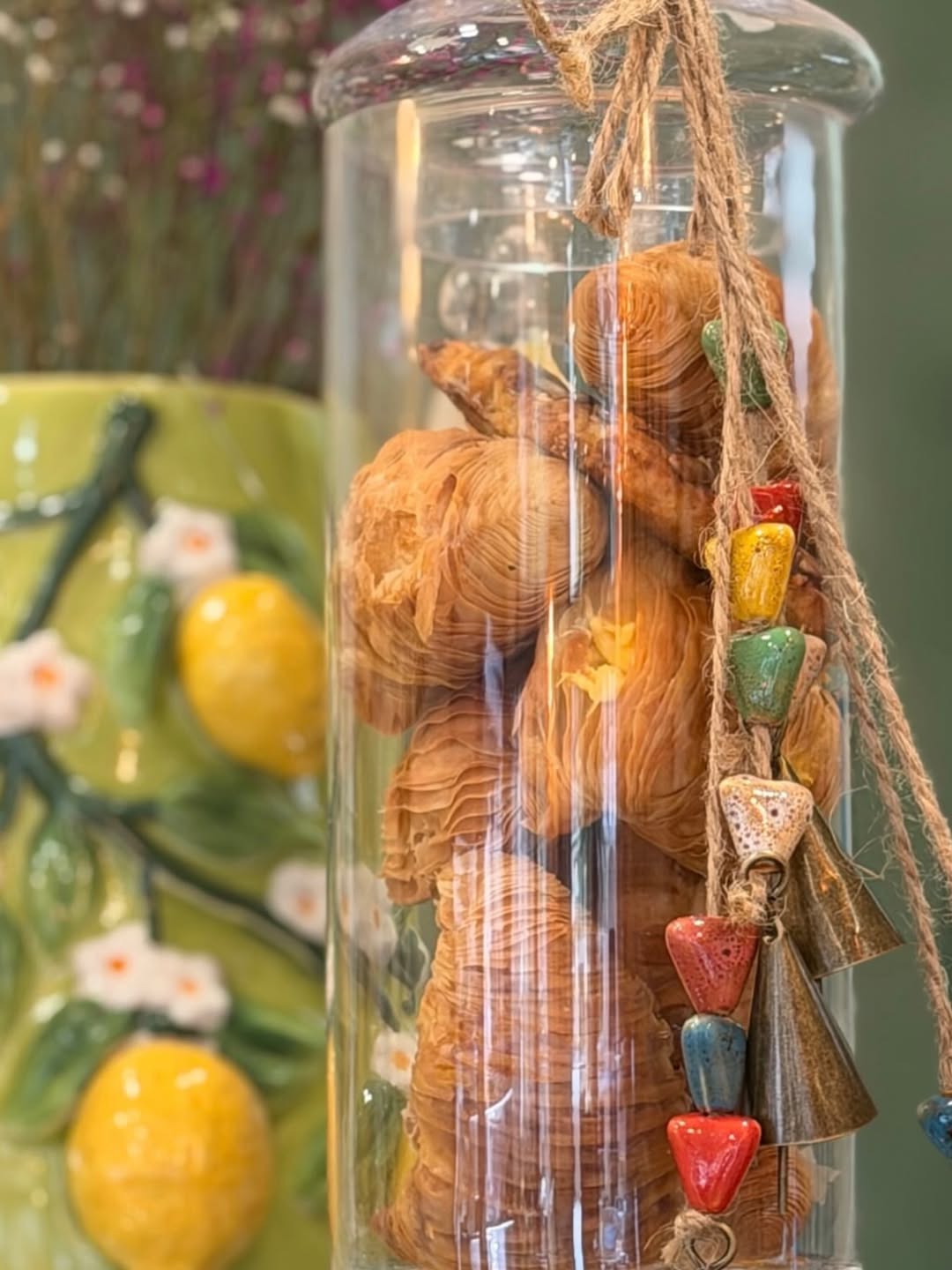 Deko-Detail: Zitronenvase und Trockenblumen