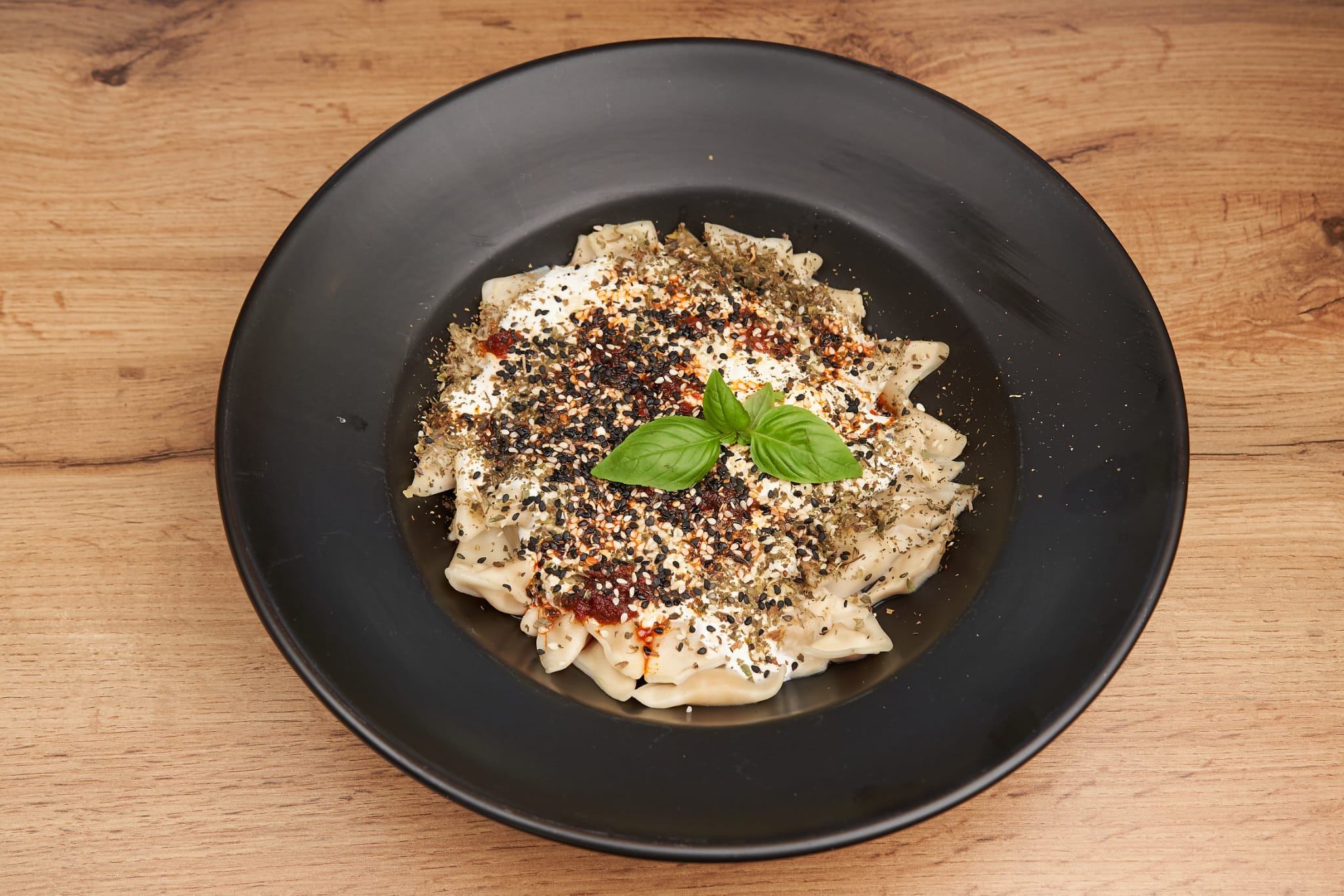 Classic Manti mit Joghurt und Tomatensauce, Top-Down