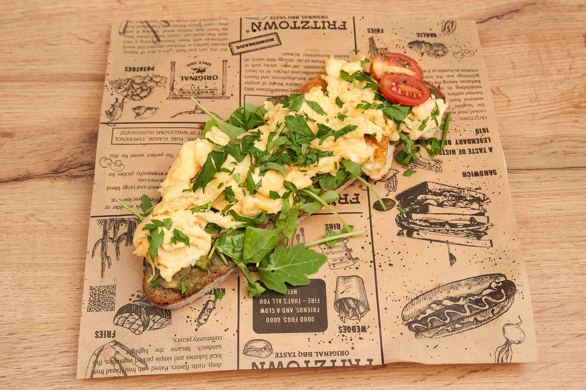 Sauerteigbrot mit Rührei, Rucola und Tomate