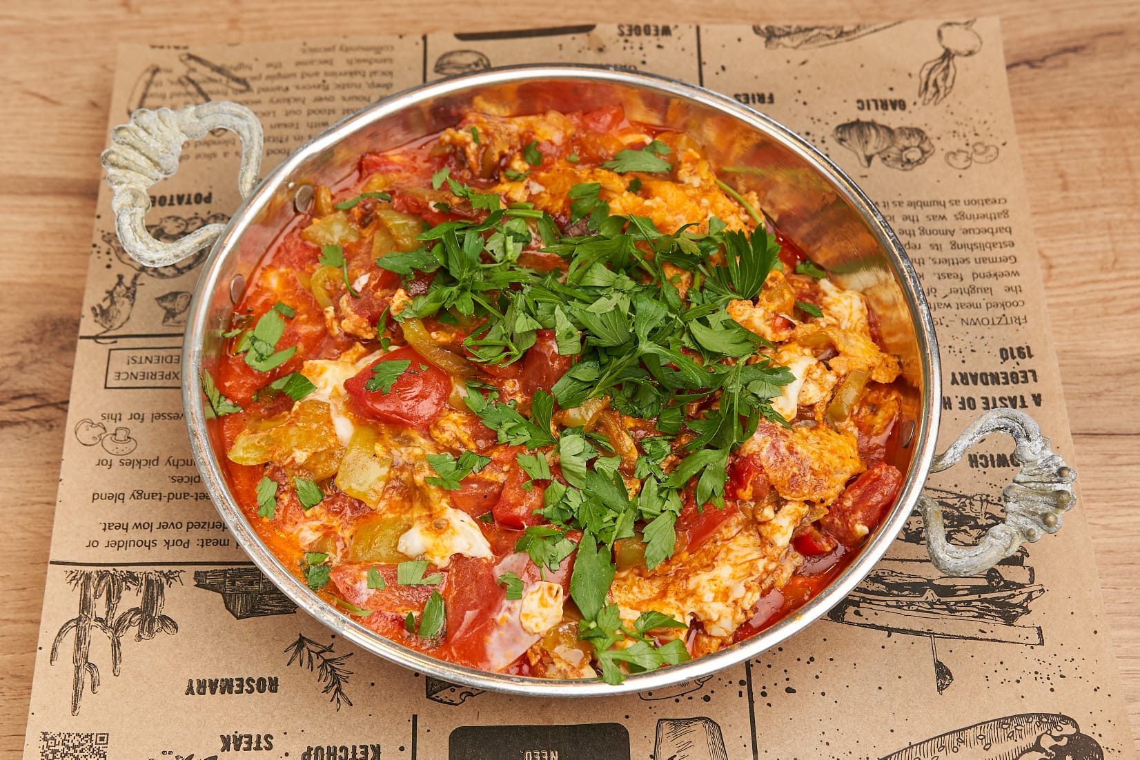 Shakshuka in der Pfanne, mit frischer Petersilie