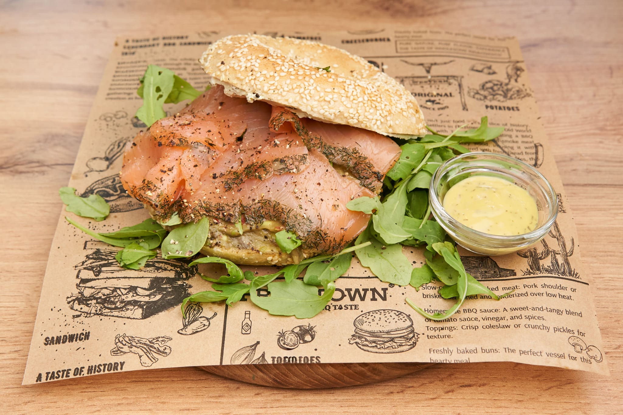 Bagel mit Räucherlachs, Dill und Rucola