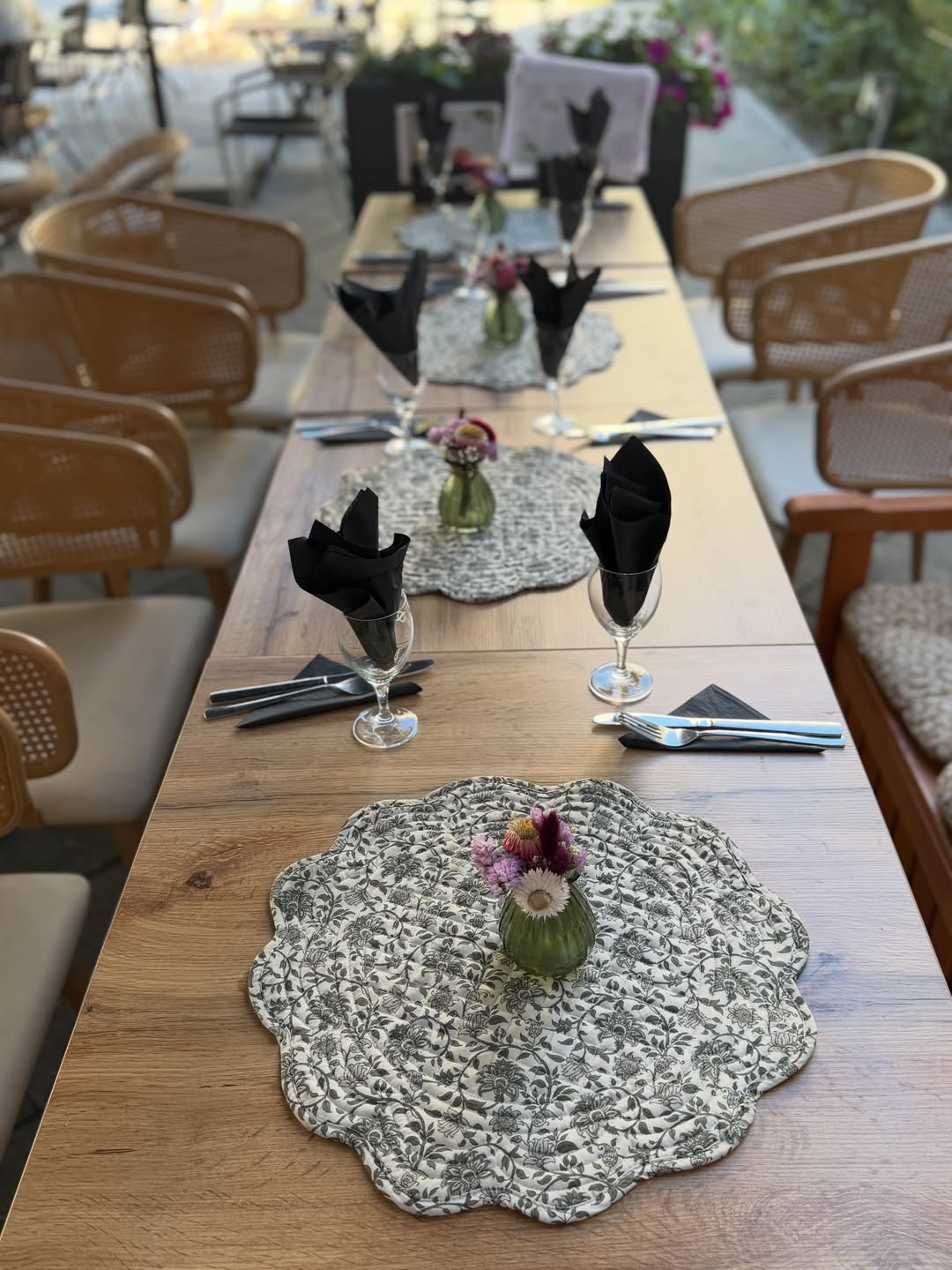 Gedeckter Tisch mit Blumendeko im Außenbereich